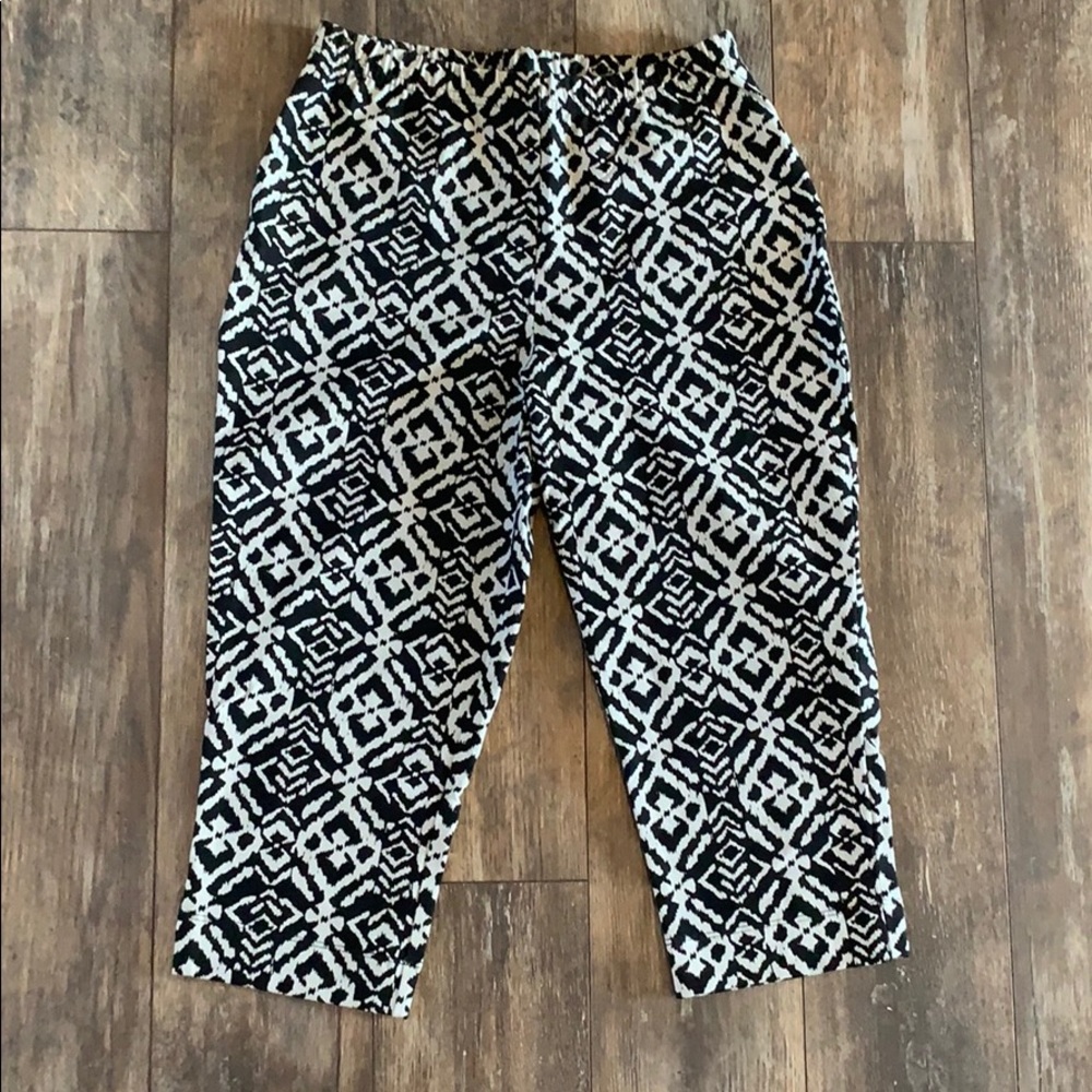 Women With Control XS Black & White Capris